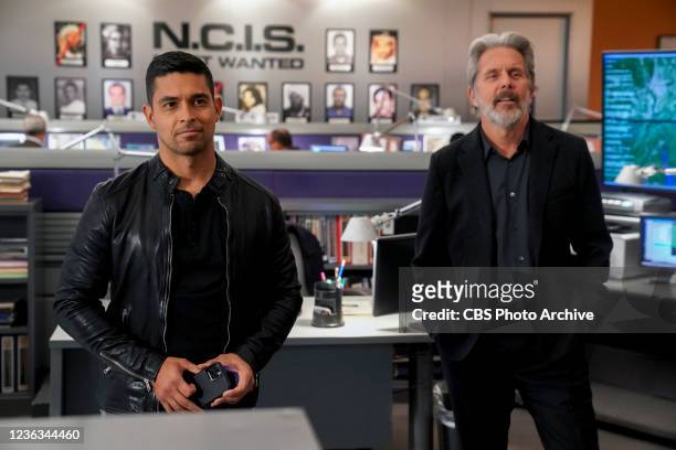 Docked NCIS investigates the death of a man on a cruise ship whose body is discovered in the ships sauna by none other than McGees mother-in-law,...