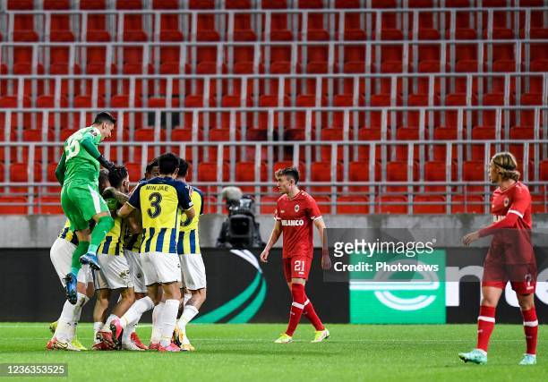 Berke Ozer goalkeeper of Fenerbahce SK celebrates with his team mates during the UEFA Europa League Group stage D match between Royal Antwerp FC and...