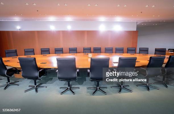November 2021, Berlin: The empty table in the Federal Cabinet meeting room in the Federal Chancellery. This is where the Federal Cabinet met almost...