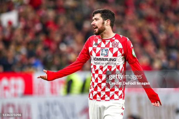 Aaron Martin of 1. FSV Mainz 05 gestures during the Bundesliga match between 1. FSV Mainz 05 and Borussia Mönchengladbach at MEWA Arena on November...