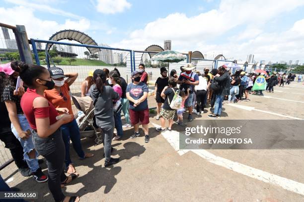 Fans of Brazilian singer Marilia Mendonca queue while waiting for her wake at Arena Goiania sports centre, in Goiania, state of Goias, Brazil, on...