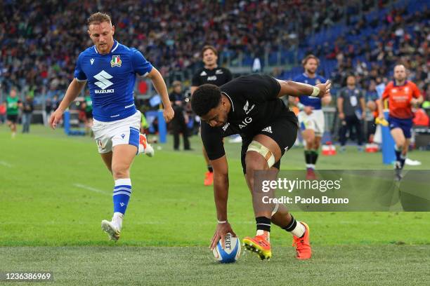 Hoskins Sotutu of All Blacks scores the team's sixth try during the Autumn Nations Series match between Italy and All Blacks at Olimpico Stadium on...