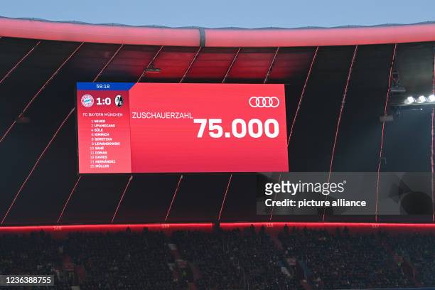 November 2021, Bavaria, Munich: Football: Bundesliga, Bayern Munich - SC Freiburg, Matchday 11 - Allianz Arena: The crowd of 75000 is displayed on a...