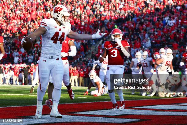 Wisconsin Badgers fullback John Chenal reacts after catching a pass for a touchdown against the Rutgers Scarlet Knights during the second quarter of...