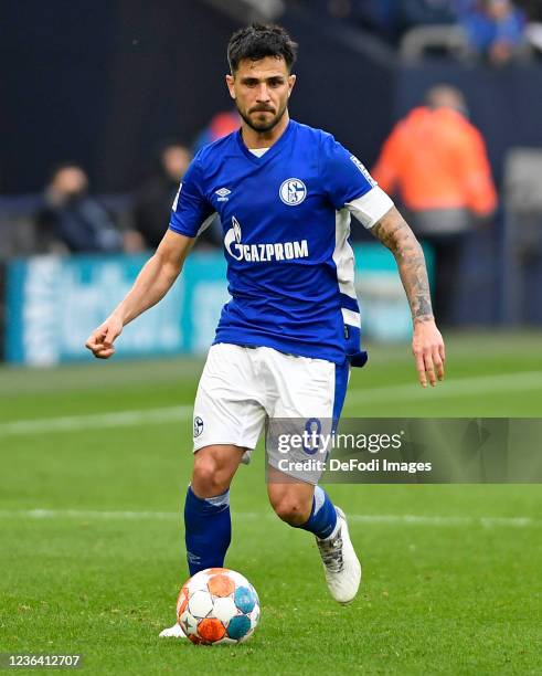 Danny Latza of FC Schalke 04 controls the ball during the Second Bundesliga match between FC Schalke 04 and SV Darmstadt 98 at Veltins Arena on...