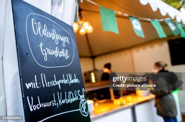 November 2021, Lower Saxony, Oldenburg: A sign reading "Oldenburger Grünkohl" stands in front of a stall at the Rathausmarkt. Oldenburg, the kale...