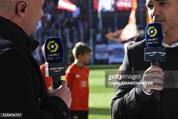 Commentator Mic Sport Commentator Microphone Photos and Premium High Res Pictures ...