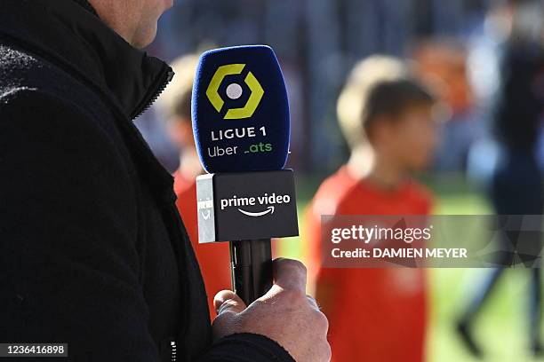 Commentator Mic Sport Commentator Microphone Photos and Premium High Res Pictures ...