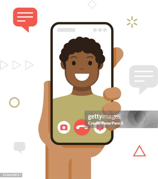 illustrations, cliparts, dessins animés et icônes de concept d’appel vidéo. smartphone de fixation de main avec l’homme jeune afroamerican sur l’écran. illustration de vecteur du téléphone mobile dans la main. isolé sur le fond blanc. modèle - message photo