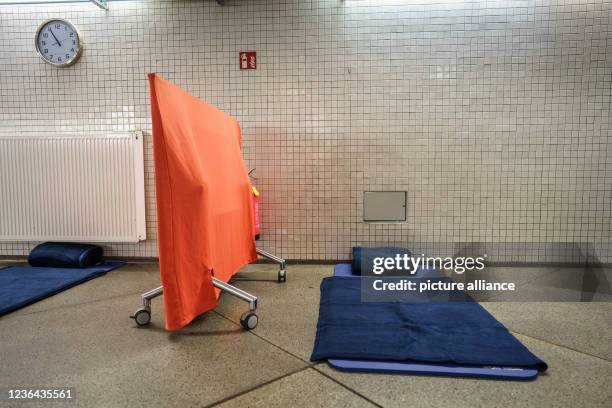 November 2021, Hessen, Frankfurt/Main: At the start of the city's annual winter campaign for homeless people, night shelters are available on the...