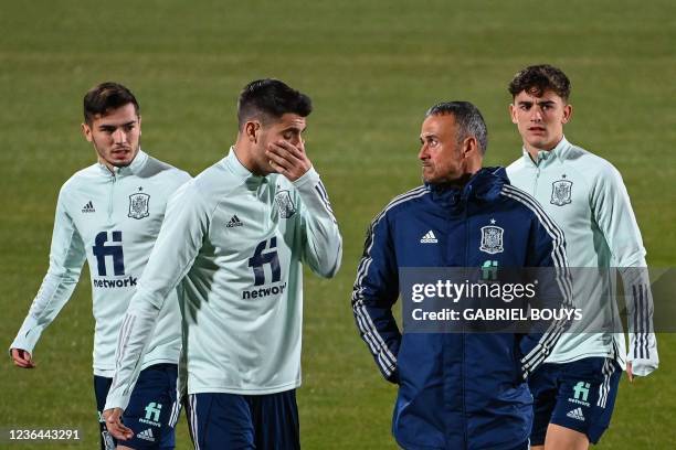 Spain's coach Luis Enrique speaks with his players during a training session in Madrid on November 8 ahead of their FIFA World Cup Qatar 2022...