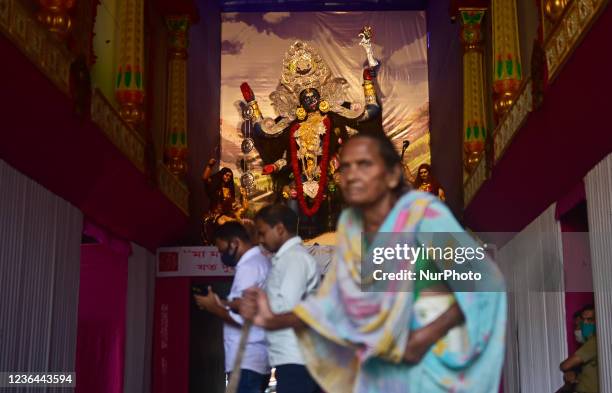 Visitors come to see a Hindu goddess Kali in a puja pandal before the day of Kali puja festival in Kolkata, India, 03 November, 2021.