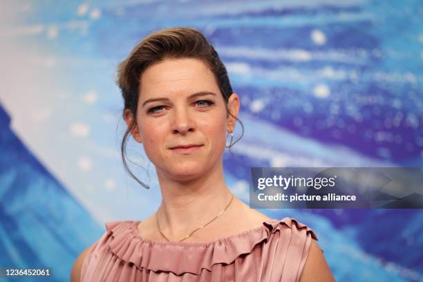 November 2021, Hamburg: Anjorka Strechel, actress, arrives at the German premiere of the Disney musical "The Ice Queen" on the blue carpet at the...