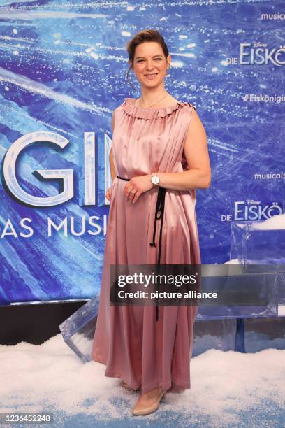 November 2021, Hamburg: Anjorka Strechel, actress, arrives at the German premiere of the Disney musical "The Ice Queen" on the blue carpet at the...