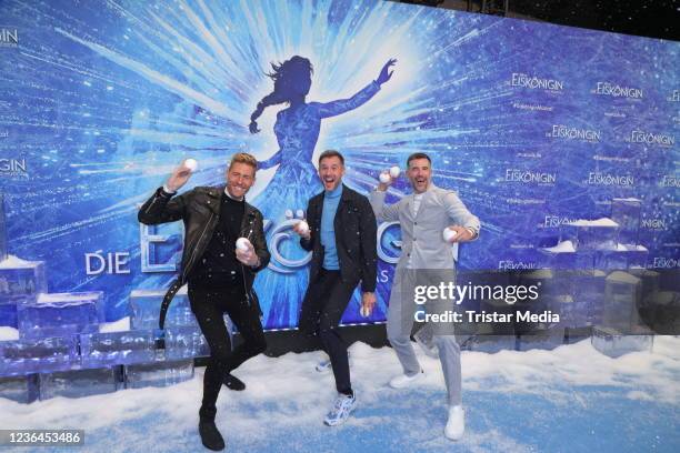 Maxi Arland, Jochen Schropp and Jo Weil attend the "Die Eiskönigin" musical premiere at Stage Theater an der Elbe on November 8, 2021 in Hamburg,...