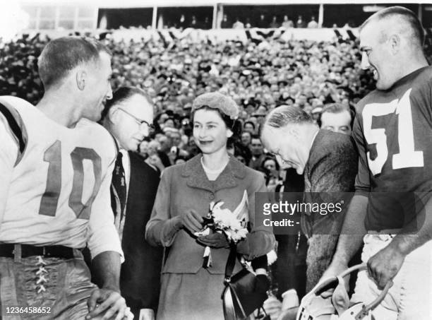 Queen Elizabeth II meets American football players in College Park during a visit in United States on October 21, 1957. / France ONLY