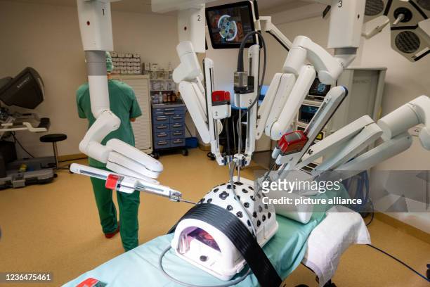 November 2021, Mecklenburg-Western Pomerania, Stralsund: In the outpatient operating room, there is a "da Vinci Xi" surgical robot. Its four robotic...