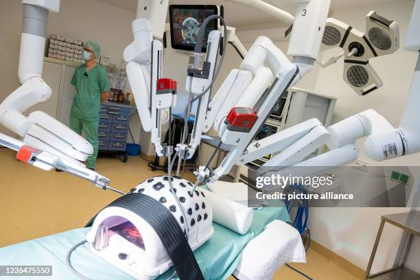 November 2021, Mecklenburg-Western Pomerania, Stralsund: In the outpatient operating room, there is a "da Vinci Xi" surgical robot. Its four robotic...