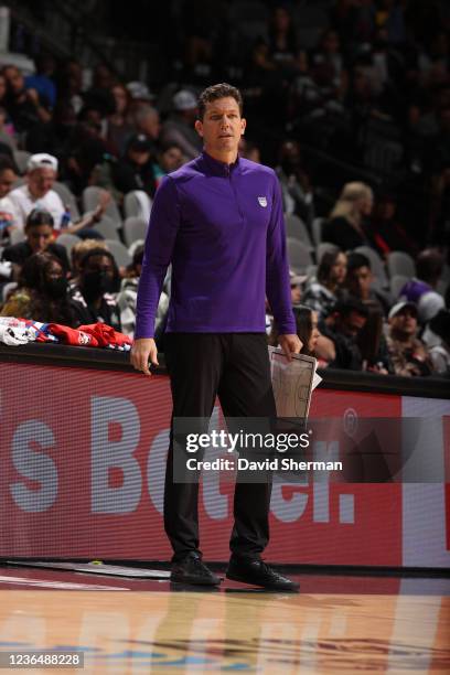 Head Coach Luke Walton of the Sacramento Kings looks on during the game against the San Antonio Spurs on November 10, 2021 at the AT&T Center in San...