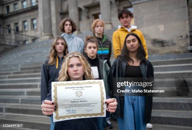 Kate Stevens, estudiante de Ãºltimo aÃ±o de la secundaria Boise, tiene su certificado de capacitaciÃ³n en lÃ­nea para transporte oculto de armas...