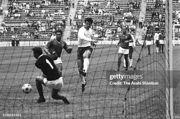 Kunishige Kamamoto of Japan scores the opening goal during the Football Bronze medal match between Mexico and Japan during the Mexico City Summer...