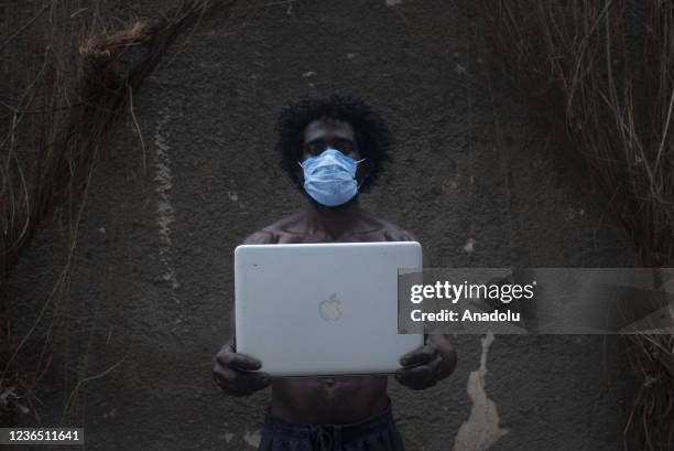 Poor Man Laptop Photos and Premium High Res Pictures - Getty Images