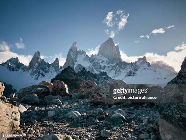 November 2021, Argentina, El Chalten: View of the mountain Fitz Roy seen from a hiking trail in the nature park "Los Glaciares" . Photo: Fede J....