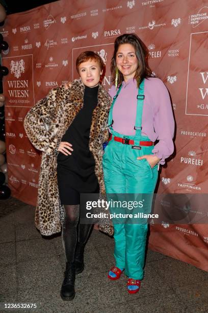 November 2021, Berlin: Alina Levshin and Katharina Nesytowa arrive at the charity dinner "WIESN WIESN Gans anders" at Hotel Provocateur. Photo:...