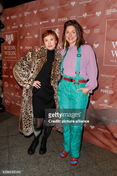 November 2021, Berlin: Alina Levshin and Katharina Nesytowa arrive at the charity dinner "WIESN WIESN Gans anders" at Hotel Provocateur. Photo:...