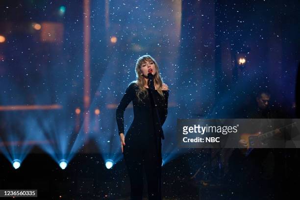 Jonathan Majors" Episode 1811 -- Pictured: Musical guest Taylor Swift performs on Saturday, November 13, 2021 --