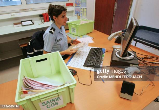 Un gendarme saisi les données de prélèvements génétiques, le 12 octobre 2007 dans les locaux du Service central de préservation des prélèvements...