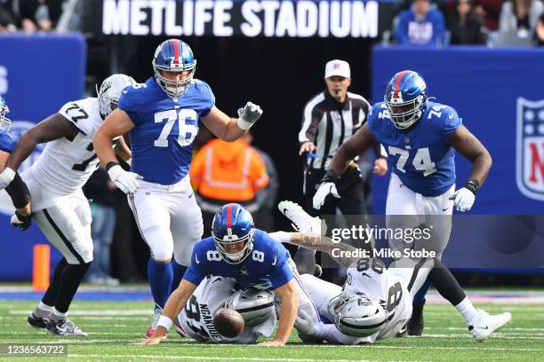 Daniel Jones of the New York Giants in action against the Las Vegas Raiders at MetLife Stadium on November 07, 2021 in East Rutherford, New Jersey....