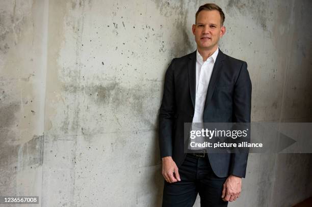 November 2021, Berlin: Hendrik Streeck, virologist, is backstage at the book premiere of his book "Unser Immunsystem". The book is published by Piper...