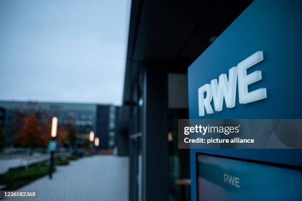 November 2021, North Rhine-Westphalia, Essen: A sign with the Group's logo can be seen at the entrance to the RWE campus. The energy company RWE...