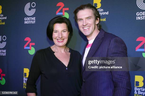 November 2021, US, San Francisco: Producer Lisa Blumenberg and actor Dan Stevens attend the presentation of the film "Ich bin Dein Mensch" at the...