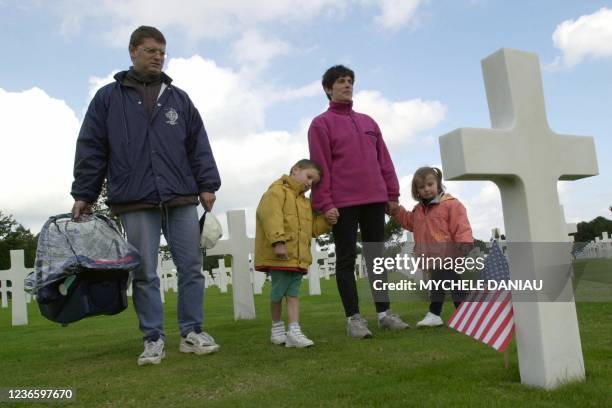 Une famille belge, les Renaud, observe trois minutes de silence, à l'instar de quelque 800 millions d'européens, le 14 septembre 2001 devant une...