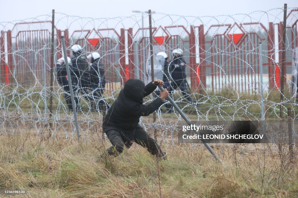 TOPSHOT-BELARUS-POLAND-EU-MIGRANTS