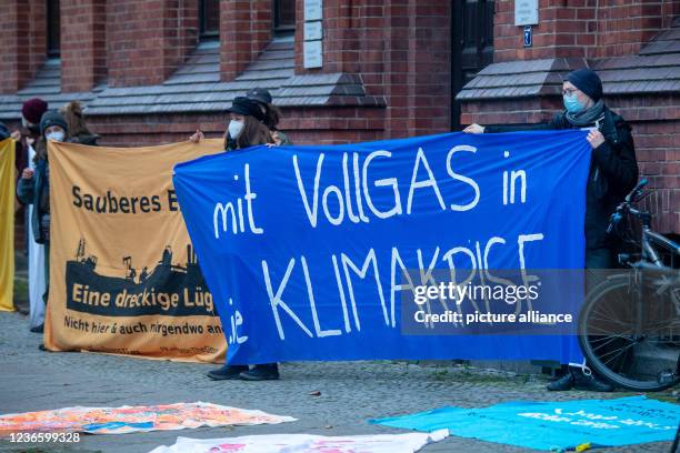 November 2021, Mecklenburg-Western Pomerania, Greifswald: Climate activists demonstrate against the climate policy of Nord Stream 2 at the beginning...