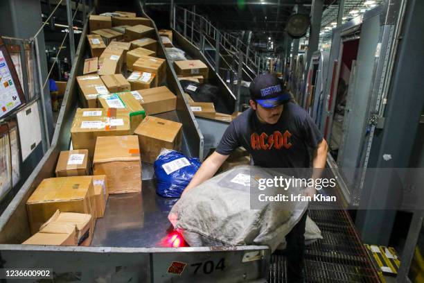 Ontario, CA Jorge Garcia sorts packages for delivery at the UPS West Coast Region Air Hub on Tuesday, Nov. 2, 2021 in Ontario, CA.