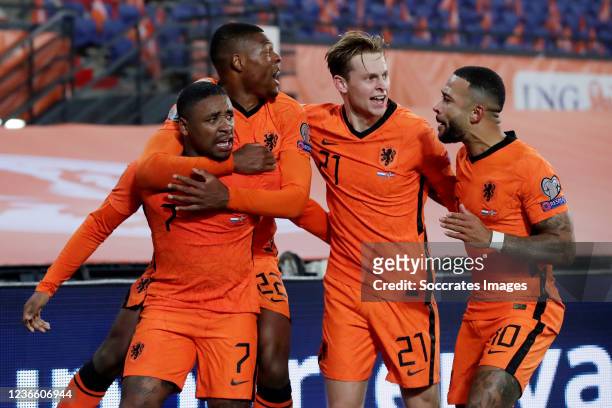 Steven Bergwijn of Holland celebrates 1-0 with Denzel Dumfries of Holland, Frenkie de Jong of Holland, Memphis Depay of Holland during the World Cup...