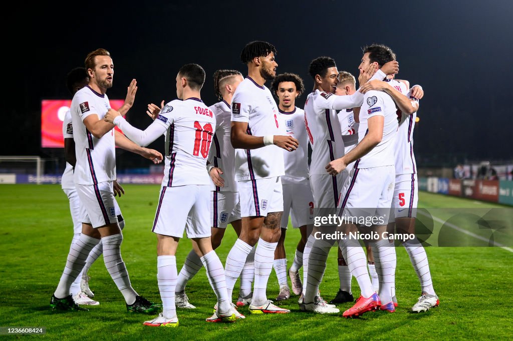 Harry Maguire (R) of England celebrates with his teammates...