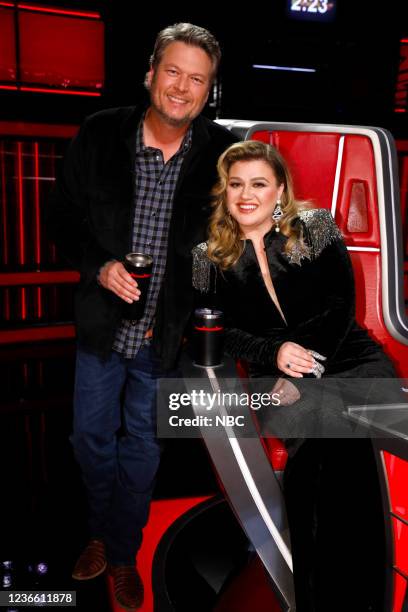 Live Top 13 Eliminations" Episode 2115B -- Pictured: Blake Shelton, Kelly Clarkson --