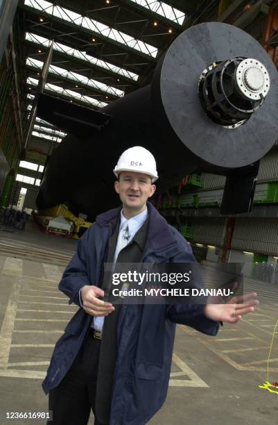 Le chef de chantier Jean Luc Lagathu pose devant le dernier né de l'Arsenal de Cherbourg, le sous-marin nucléaire lanceur d'engins nouvelle...