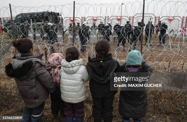 Migrants aiming to cross into Poland camp near the Bruzgi-Kuznica border crossing on the Belarusian-Polish border on November 17, 2021. - Belarus OUT...