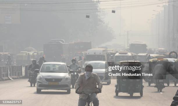 Traffic at Pandav Nagar on a smoggy day, on November 17, 2021 in New Delhi, India.