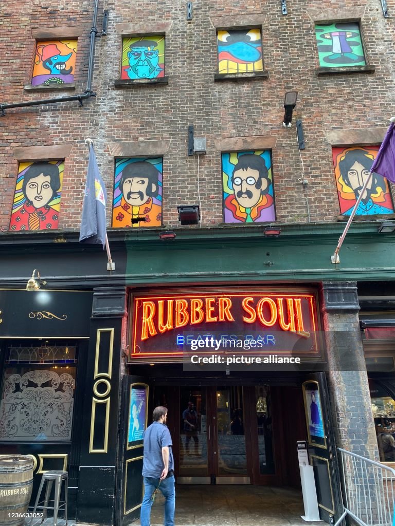 Pijler barsten Winkelier A man enters the Beatles' pub Rubber Soul. More than 50 years after... News Photo - Getty Images Pijler barsten Winkelier A man enters the Beatles' pub Rubber Soul. More than 50 years after... News Photo - Getty Images