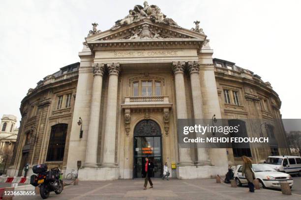 Une personne passe devant la Bourse de commerce, le 05 février 2004 à Paris. Un taux de légionelles très supérieur à la normale a été détecté dans...