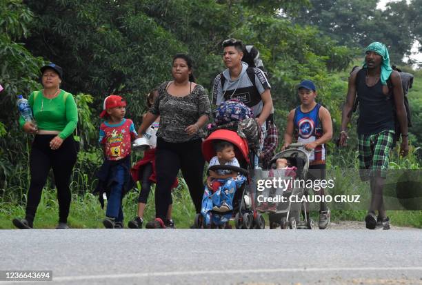 Migrants heading in a caravan to the US, walk in Nuevo Morelos, Jesus Carranza municipality, Veracruz state, Mexico, on November 18, 2021.