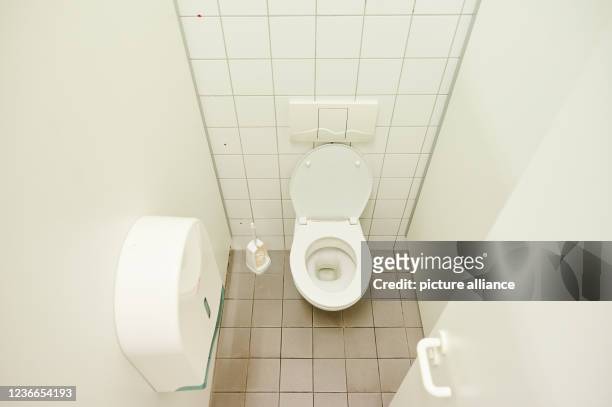 November 2021, Berlin: The door to a school toilet of a high school in Berlin is open. Today, 19.11. Is World Toilet Day. According to WHO/UNICEF,...