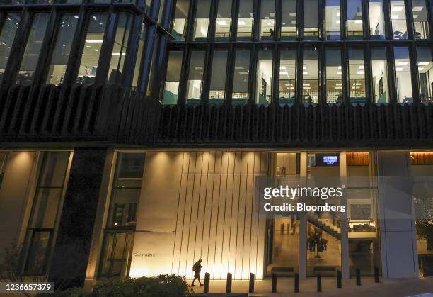 Employees work inside the Schroders office building in London, U.K., on Thursday, Nov. 18, 2021. U.K. Prime Minister Boris Johnson said the City of...